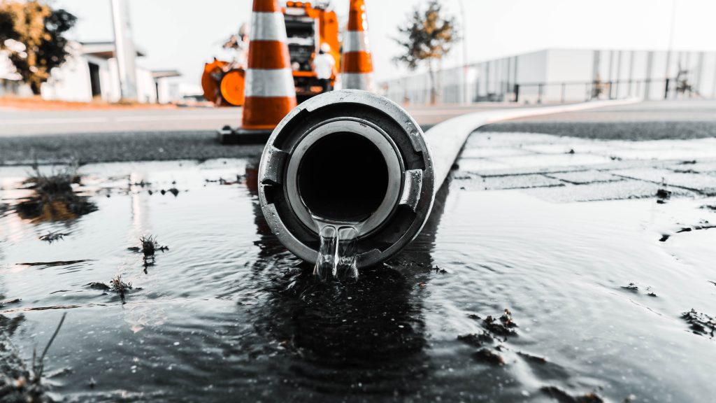 Recherche de fuite la crau - flex plomberie Un technicien de Flex Plomberie utilisant une caméra thermique pour détecter une fuite d'eau invisible derrière un mur La Crau, assurant une inspection précise et sans dégâts.